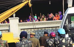 हरियाणा सरकार और रामपाल समर्थकों के बीच गतिरोध बरकरार, झड़प शुरू