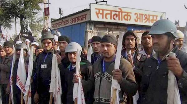 विभिन्न क्षेत्रों से आए बाबा के अनुयायिओं ने दावा किया कि रामपाल के निजी कमांडो उन्हें वहां से निकलने नहीं दे रहे हैं (फोटो: भाषा)