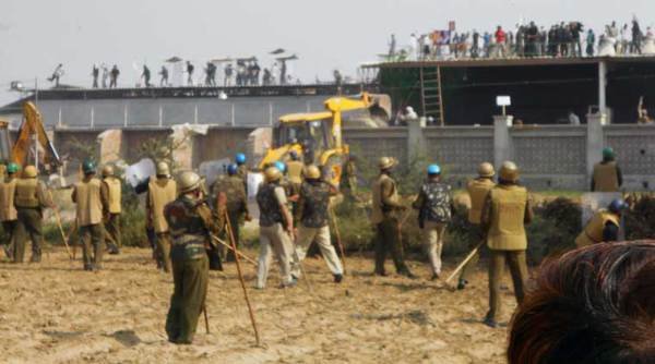 हरियाणा के पुलिस महानिदेशक एस एन वरिष्ठ ने संवाददाताओं से कहा कि आश्रम में करीब 15 हजार लोग थे जिनमें से 10 हजार बाहर आ गए हैं (फोटो: भाषा)