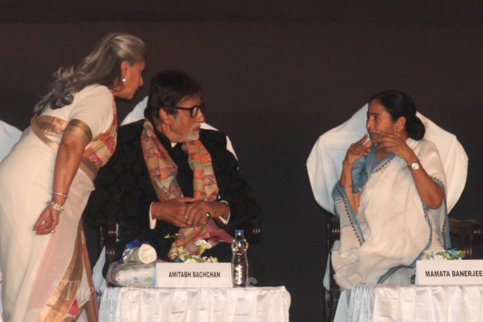 अमिताभ बच्चन और जया बच्चन के साथ पश्चिम बंगाल की मुख्यमंत्री ममता बनर्जी (इंडियन एक्सप्रेस फोटो: पार्थ पॉल)