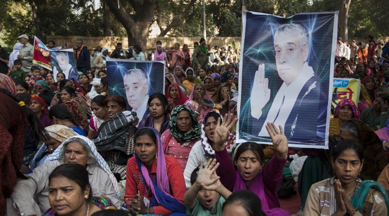 अपनी मां के साथ आश्रम से बाहर आने वाले वीरेन्द्र ने दावा किया कि कुछ हजार अनुयायी आश्रम से बाहर आए हैं जबकि काफी संख्या में अनुयायी अभी भी अंदर हैं जिनकी संख्या कई हजार हो सकती है (फोटो: भाषा)