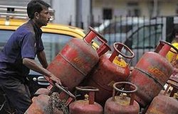 11 राज्यों के 54 जिलों के उपभोक्ताआें को रसोई गैस पर मिलेगी नकद सबसिडी
