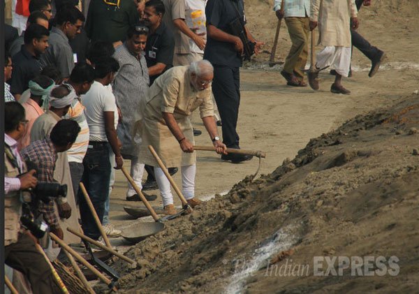 प्रधानमंत्री नरेंद्र मोदी ने अपने संसदीय क्षेत्र वाराणसी में फावड़े से गंगा नदी के घाटों के आसपास जमा गाद निकाल कर वहां ‘स्वच्छ भारत अभियान’ की शुरुआत की (फोटो: आनंद सिंह)