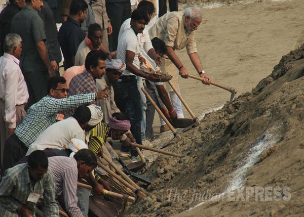 केंद्र में सत्ता संभालने के बाद अपने निर्वाचन क्षेत्र के पहले दो दिवसीय अति व्यस्त दौरे को समेटते हुए प्रधानमंत्री मोदी ने वाराणसी के सबसे प्राचीन अस्सी घाट पर स्वच्छता अभियान की शुरुआत की। (फोटो: आनंद सिंह)