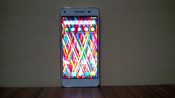 रूपरेखा : यह आपको iPhone 3S की याद दिला सकती है। इस फोन में गोल्डन फ्लैप है। फोन का फिक्सड बैक है और साथ ही दो ​​सिम और एसडी कार्ड भी। इस मूल्य वर्ग में मार्केट में यह सबसे हल्का फोन है।