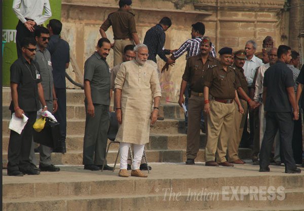 नरेंद्र मोदी ने सुबह दो घंटे विलंब से लगभग नौ बजे यहां पहुंचे जहां महापौर रामगोपाल मोहले ने उनकी अगवानी की। (फोटो: आनंद सिंह)