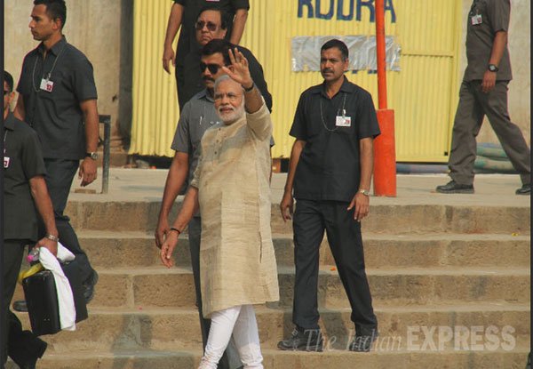 मोदी ने यहां गंगा पूजन और आरती के बाद गंगा स्वच्छता मिशन की शुरुआत की। उसके बाद उन्होंने यहां घाट पर जम कर फावड़ा चलाया और जमी गाद को निकाला। करीब 15 मिनट तक फावड़े से गाद निकालने के बाद प्रधानमंत्री ने उत्तर प्रदेश और विशेषकर वाराणसी में स्वच्छता अभियान के प्रसार की अपनी योजनाओं को लोगों से साझा किया। (फोटो: आनंद सिंह)