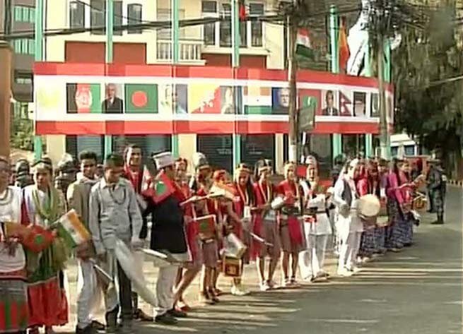 नरेंद्र मोदी के स्वागत के लिए नेपाल में सड़क पर उतरे लोग