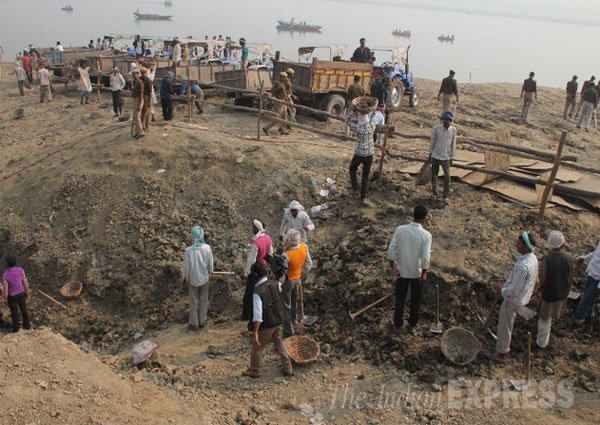 नरेंद्र मोदी ने कहा- मैं यहां काशी के लोगों को यह समझाने आया हूं कि वे गंगा के घाटों से गंदगी हटाने में सक्रिय भागीदारी करें। सामाजिक संगठनों ने मुझे आश्वासन दिया है कि एक महीने में सभी घाट एकदम स्वच्छ हो जाएंगे। मैं उम्मीद करता हूं कि ये शब्द हकीकत में बदलेंगे। (फोटो: आनंद सिंह)