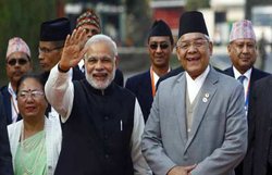 प्रधानमंत्री नरेंद्र मोदी ने कहा – नेपाल जल्द तैयार करे संविधान, बहाल की नेपाल-भारत बस सेवा