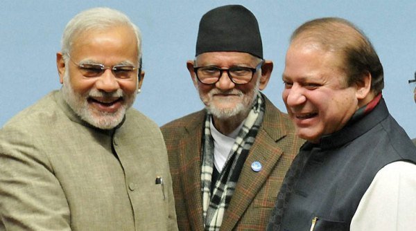बदल गया सार्क सम्मेलन का माहौल, जब नरेंद्र मोदी व नवाज शरीफ ने मिलाए हाथ