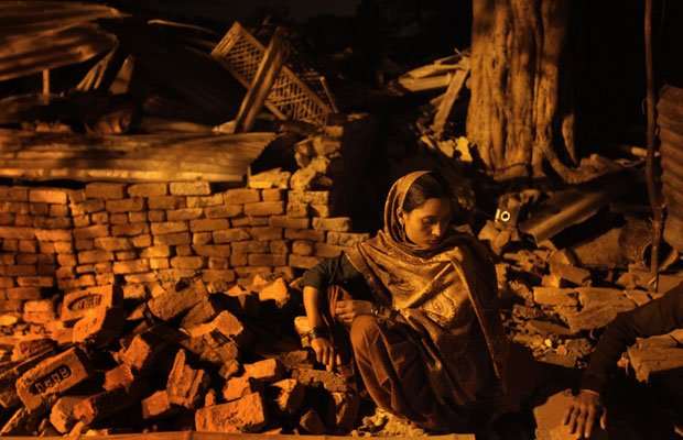 दर्दनाक: डिमोलिशन के बाद खुले आसमान के नीचे सोने की वजह से एक शख्स की हो गई मौत (एक्सप्रेस फोटो: ओइनम आनंद)