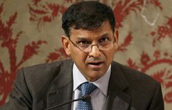 माह के अंत तक ‘भुगतान बैंक’ के लिए आवेदन मांगेगा रिजर्व बैंक: रघुराम राजन