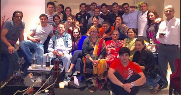 बॉलीवुड के 'दबंग' सलमान खान ने अपनी बहन अर्पिता को उसकी शादी पर मुंबई के पॉश इलाके में एक थ्री बेडरूम फ्लैट गिफ्ट किया , जहां बहना ने एक पार्टी का आयोजन किया। यह देखिए नई-नवेली जोड़ी अर्पिता और आयुष शर्मा के साथ पूरा खान परिवार। (स्रोत: ट्विटर)