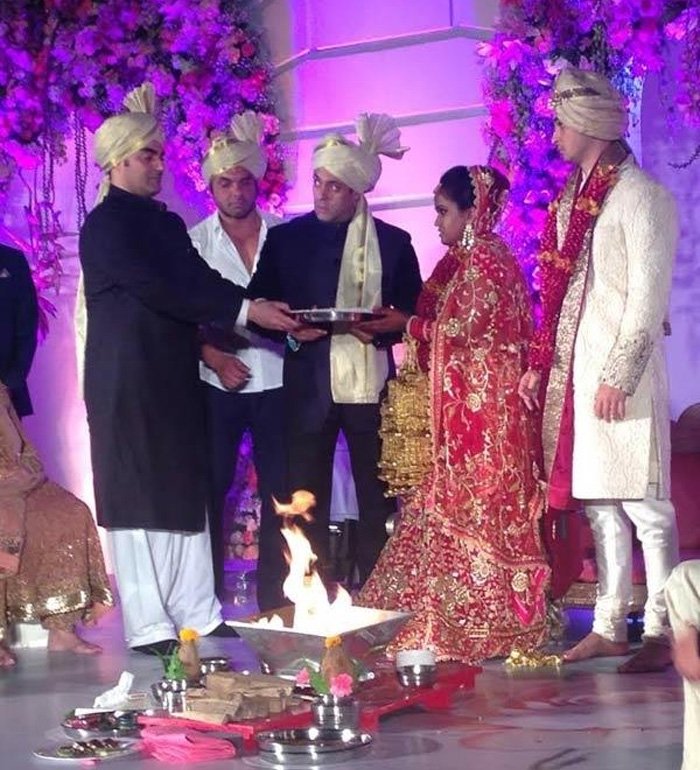 सलमान खान ने अपनी लाडली बहन अर्पिता की शादी में कोई कसर नहीं छोड़ा और बड़े धूम-धाम से बहन अर्पिता को किया विदा। (एक्सप्रेस फोटो)