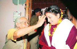 शनि शमन के लिए स्मृति ईरानी ‘धरम-करम’ की शरण में