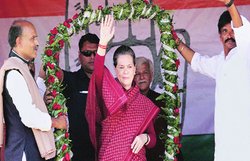 विकास से खत्म होगा माओवाद : सोनिया गांधी