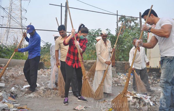 स्वच्छ भारत के लिए 'एंटरटेनमेंट गर्ल' तमन्ना भाटिया ने उठाई झाड़ू (फोटो: वरिंदर चावला)