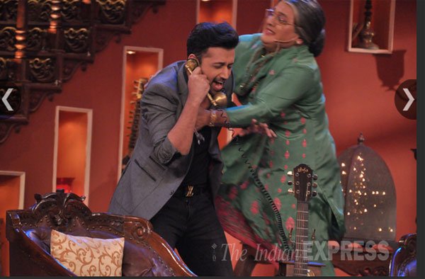 दादी से परेशान होकर मदद के लिए फ़ोन करने की कोशिश करते आतिफ़। (फ़ोटो-वरिंदर चावला)