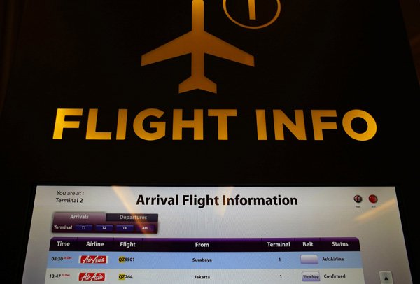 सिंगापुर के चांगी हवाईअड्डे पर लापता एयर एशिया के विमान QZ8501 की स्थिति दर्शाता इलेक्ट्रॉनिक डिस्प्ले। इस विमान ने इंडोनेशिया के सुराबाया से उड़ान भरी और इसे सिंगापुर के चांगी हवाईअड्डे पर सुबह साढ़े आठ बजे उतरना था। (फ़ोटो-एपी)