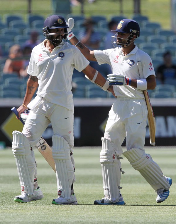 एडिलेड टेस्ट के अंतिम दिन ऑस्ट्रेलिया के खिलाफ़ 99 के निजी स्कोर पर आउट होने के बाद बल्लेबाज़ मुरली विजय को सांत्वना देते भारतीय कप्तान विराट कोहली। (फ़ोटो-एपी)