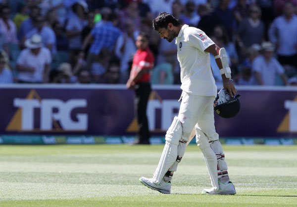 एडिलेड टेस्ट के आखिरी दिन ऑस्ट्रेलिया के खिलाफ 99 रनों की पारी खेलकर आउट होने के बाद पैवेलियन लौटते मुरली विजय। (फ़ोटो-एपी)