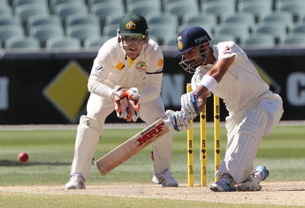 एडिलेड टेस्ट के आखिरी दिन ऑस्ट्रेलिया के खिलाफ शॉट खेलते भारतीय कप्तान विराट कोहली। (फ़ोटो-एपी)