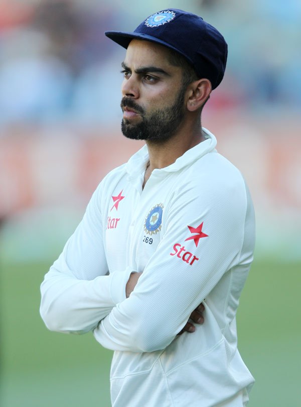 एडिलेड टेस्ट के आखिरी दिन मेज़बान ऑस्ट्रेलिया से 48 रनों की करारी शिकस्त के बाद भारतीय कप्तान विराट कोहली मैदान पर साथी खिलाड़ियों का इंतजार करते हुए। (फ़ोटो-एपी)