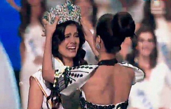 मिस सुप्रानेशनल 2014 का क्राउन पहनती हुईं आशा भट्ट (फ़ोटो-पीटीआई)