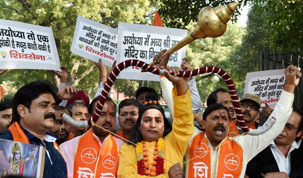 बाबरी मस्ज़िद विध्वंस की बरसी पर अलग-अलग संस्थाओं के सदस्यों ने नई दिल्ली में शनिवार को विरोध-प्रदर्शन किया। (फ़ोटो-पीटीआई)