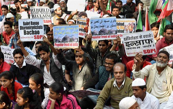 बाबरी मस्ज़िद विध्वंस की बरसी पर अलग-अलग संस्थाओं के सदस्यों ने नई दिल्ली में शनिवार को विरोध-प्रदर्शन किया। (फ़ोटो-पीटीआई)