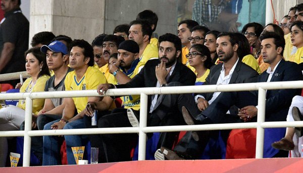 एलेटिको डी कोलकाता और केरला ब्लास्टर्स के बीच खेले गए आइएसएल के फाइनल मुकाबले को देखने के लिए गांगुली और तेंदुलकर के अलावा स्पिनर हरभजन सिंह, टेनिस स्टार लिएंडर पेस, चेन्नइयिन एफसी के सह मालिक अभिनेता अभिषेक बच्चन और मुंबई टीम के सह मालिक अभिनेता रणबीर कपूर मौजूद थे। (फ़ोटो-पीटीआई)