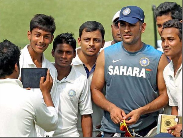 धोनी की अगुआई में भारत ने दो विश्व कप (2007 में ट्वेंटी20 विश्व चैम्पियनशिप और 2011 विश्व कप) जीते लेकिन टेस्ट क्रिकेट में विदेशों में टीम के खराब प्रदर्शन के लिए इस 33 वर्षीय विकेटकीपर को आलोचनाओं का सामना करना पड़ रहा था। उनकी अगुआई में भारत ने विदेशों में 30 टेस्ट में सिर्फ छह जीत दर्ज की।