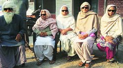 पंजाब के नेत्र शिविर में मोतियाबिंद ऑपरेशन के बाद 60 लोगों को दिखना बंद