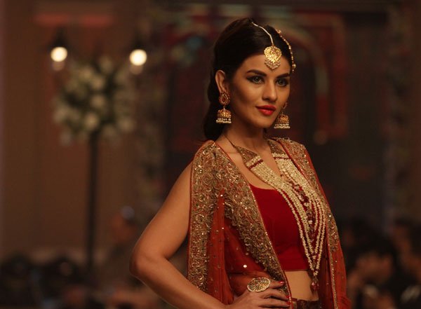 पाकिस्तान के लाहौर में आयोजित The Telenor Bridal Couture Week 2014 के दौरान पाक डिज़ाइनर आयशा इमरान की डिजाइन को पेश करती पाकिस्तानी मॉडल। (फ़ोटो-एपी)