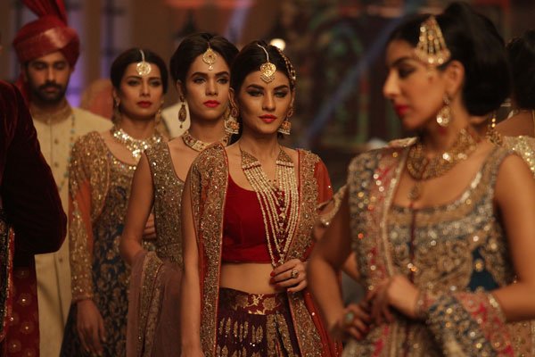 पाक डिज़ाइनर आयशा इमरान की डिजाइन को पेश करती पाकिस्तानी मॉडल। (फ़ोटो-एपी)