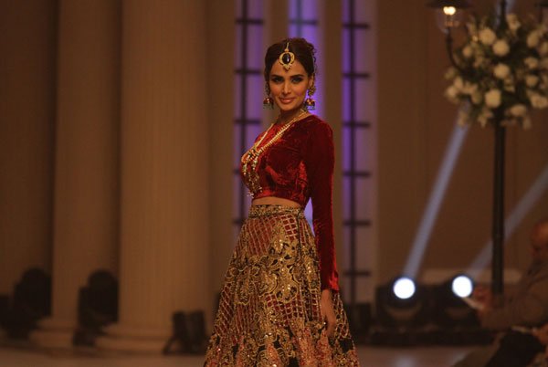 पाकिस्तानी मॉडल टीना पाक डिज़ाइनर हिना बट्ट की डिजाइन को पेश करती हुईं। (फ़ोटो-एपी)