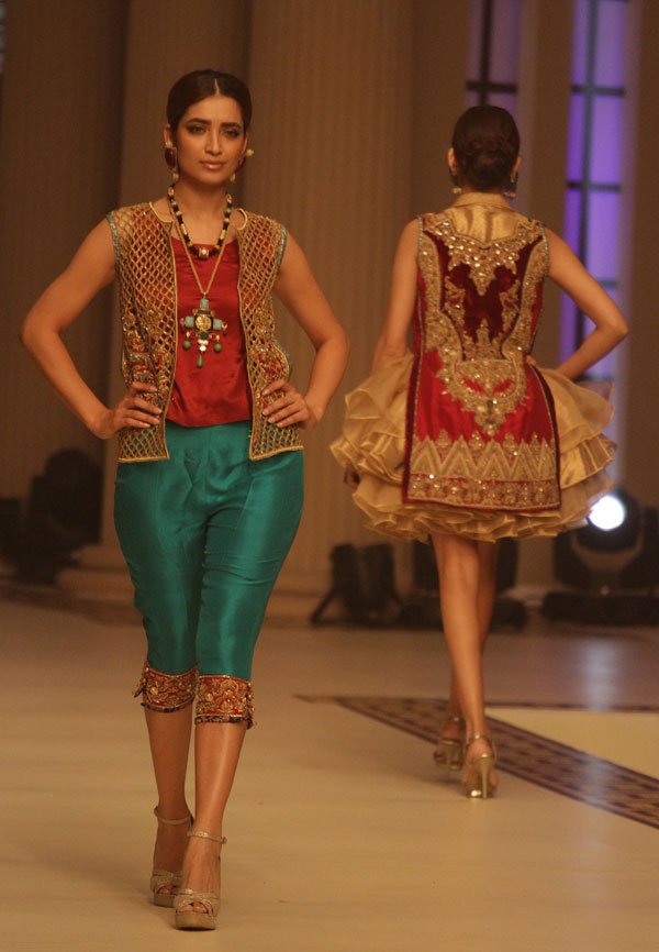 पाकिस्तान के लाहौर में आयोजित The Telenor Bridal Couture Week 2014 के दौरान पाक डिज़ाइनर हिना बट्ट की डिजाइन को पेश करती पाकिस्तानी मॉडल। (फ़ोटो-एपी)