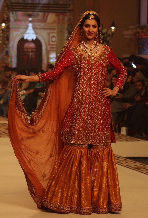 पाकिस्तान के लाहौर में आयोजित The Telenor Bridal Couture Week 2014 के दौरान पाकिस्तानी मॉडल उमशा पाक डिज़ाइनर उज़मा बाबर की डिजाइन को पेश करती हुईं। (फ़ोटो-एपी)