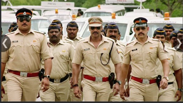 Singham Returns: 2011 की हिट फिल्म 'सिंघम' की सीक्वल 'सिंघम रिटर्न्स' ने 2014 में दमदार एंट्री की। एक ईमानदान पुलिस ऑफिसर की भूमिका में अजय देवगन का किरदार सभी को पसंद आया। अजय देवगन के साथ इसमें करीना कपूर भी मुख्य भूमिका में थीं। रिलीज़ के चार दिनों के भीतर ही इस फिल्म ने 100 करोड़ से ज्यादा की कमाई कर ली थी।