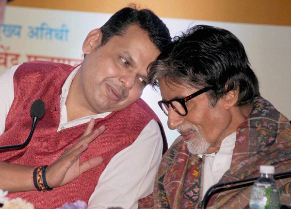 मुंबई मिशन फॉर टीबी कंट्रोल कैम्पेन के दौरान महाराष्ट्र के मुख्यमंत्री देवेंद्र फड़नवीस और बॉलीवुड के मेगास्टार अमिताभ बच्चन। (फ़ोटो-पीटीआई)