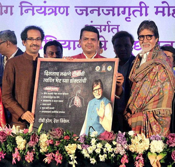 मुंबई मिशन फॉर टीबी कंट्रोल कैम्पेन के दौरान महाराष्ट्र के मुख्यमंत्री देवेंद्र फड़नवीस, बॉलीवुड के मेगास्टार अमिताभ बच्चन और शिवसेना के कार्यकारी अध्यक्ष उद्धव ठाकरे। (फ़ोटो-पीटीआई)