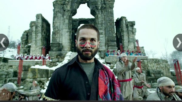 Haider: विशाल भारद्वाज की फिल्म हैदर भी काफी सराही गई। कश्मीर के संघर्ष पर आधारित इस फिल्म को फिल्म समीक्षकों की भी काफी तारीफ मिली। हैदर के किरदार में अभिनेता शाहिद कपूर ने भी अपनी अदाकारी से प्रशंसा बटोरी।