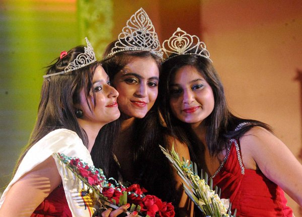 पटना स्थित एसके मेमोरियल हॉल में आयोजित मिस बिहार प्रतियोगिता में विजेता नेहा सिंह (बीच में) के साथ तान्या (बाएं, दूसरा स्थान) और रुचि सिंह (दाएं, तीसरा स्थान)। (फ़ोटो-पीटीआई)