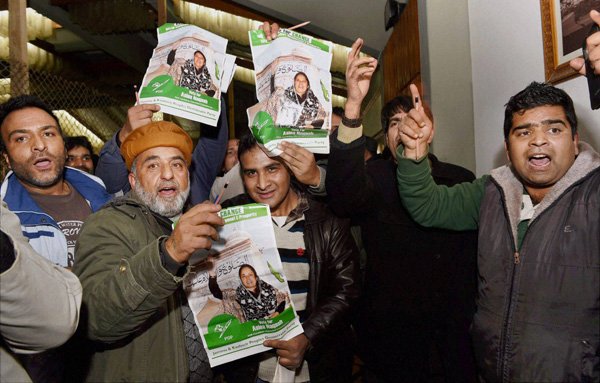 श्रीनगर स्थित मतगणना केंद्र के बाहर श्रीनगर में सबसे अधिक सीटें हासिल करने पर पीडीपी के समर्थक पार्टी के नारे लगाकर जश्न मनाते हुए। (फ़ोटो-पीटीआई)