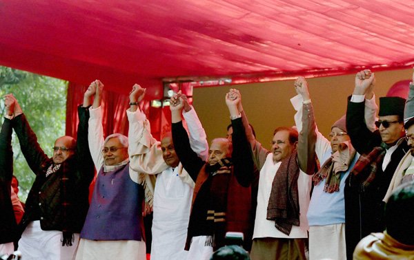 नई दिल्ली में जंतर-मंतर पर मोदी सरकार के खिलाफ जनता परिवार की ओर से विरोध-प्रदर्शन करते मुलायम सिंह, लालू प्रसाद यादव, शरद यादव, एचडी देवगौड़ा और नीतीश कुमार। (फ़ोटो-पीटीआई)