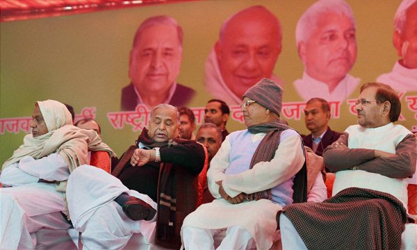 नई दिल्ली में जंतर-मंतर पर मोदी सरकार के खिलाफ जनता परिवार की ओर से विरोध-प्रदर्शन करते मुलायम सिंह, लालू प्रसाद यादव, शरद यादव और एचडी देवगौड़ा। (फ़ोटो-पीटीआई)