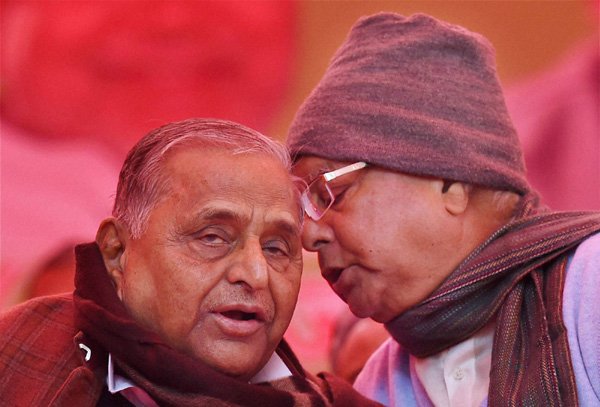 लालू प्रसाद यादव और मुलायम सिंह यादव।