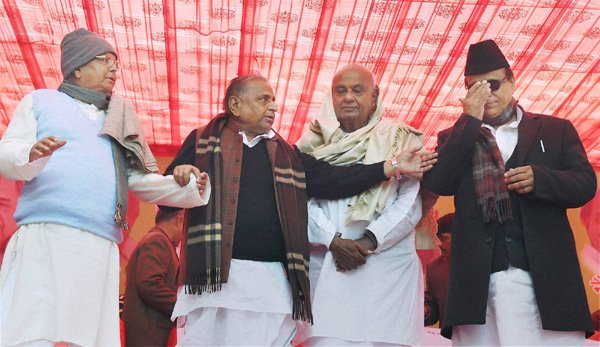 नई दिल्ली में जंतर-मंतर पर मोदी सरकार के खिलाफ जनता परिवार की ओर से विरोध-प्रदर्शन करते मुलायम सिंह, लालू प्रसाद यादव, एचडी देवगौड़ा और आज़म खान। (फ़ोटो-पीटीआई)