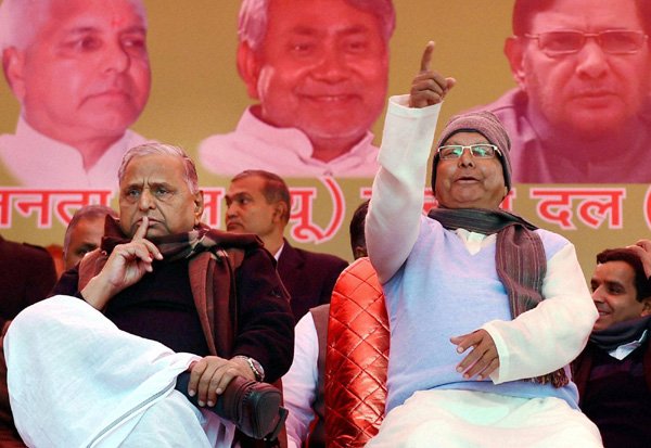 नई दिल्ली में जंतर-मंतर पर मोदी सरकार के खिलाफ जनता परिवार की ओर से विरोध-प्रदर्शन के दौरान मंच पर लालू प्रसाद यादव के साथ मुलायम सिंह। (फ़ोटो-पीटीआई)